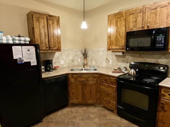 Bears Den #2- Cozy Mountain Duplex, Views + Wildlife & Hot Tub - SALE!