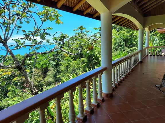 WaveSong: Mountainside Villa with Ocean views & Pool